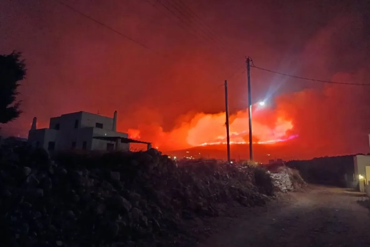Incendiu de vegetație pe una dintre cele mai populare insule din Grecia. Mai multe zone, evacuate preventiv VIDEO