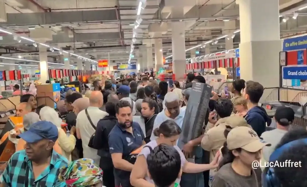 Haos și disperare în Franța: Sute de oameni s-au călcat în picioare pentru aparate de aer condiționat