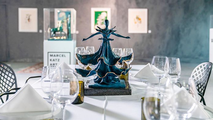 Cină înconjurată de picturile lui Dali la un hotel din Miami