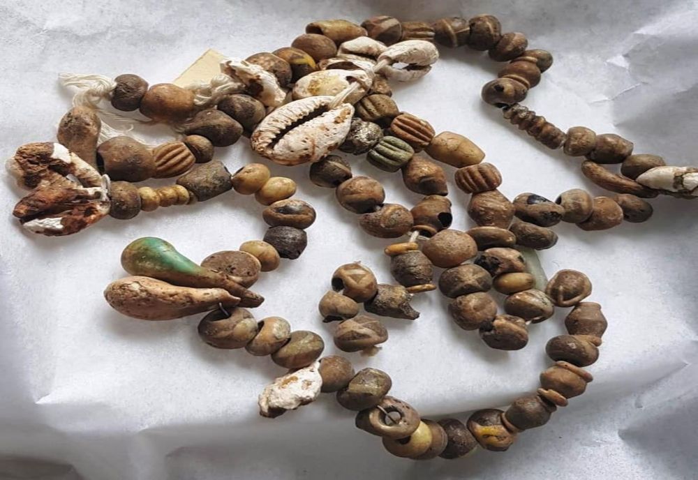 Șiraguri de mărgele din mormintele medievale de la Cuptoare-Sfogea