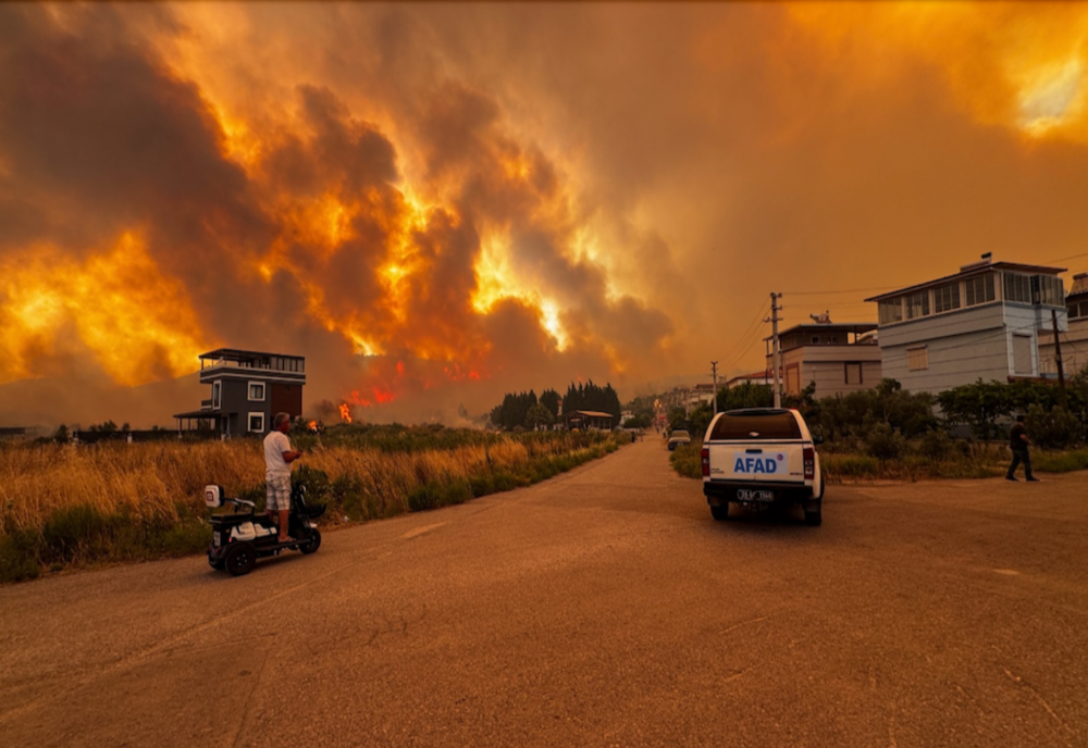 INCENDII DE VEGETAȚIE AMENINȚĂ LOCUINȚE ȘI ZONE INDUSTRIALE ÎN PROVINCIA IZMIR, TURCIA